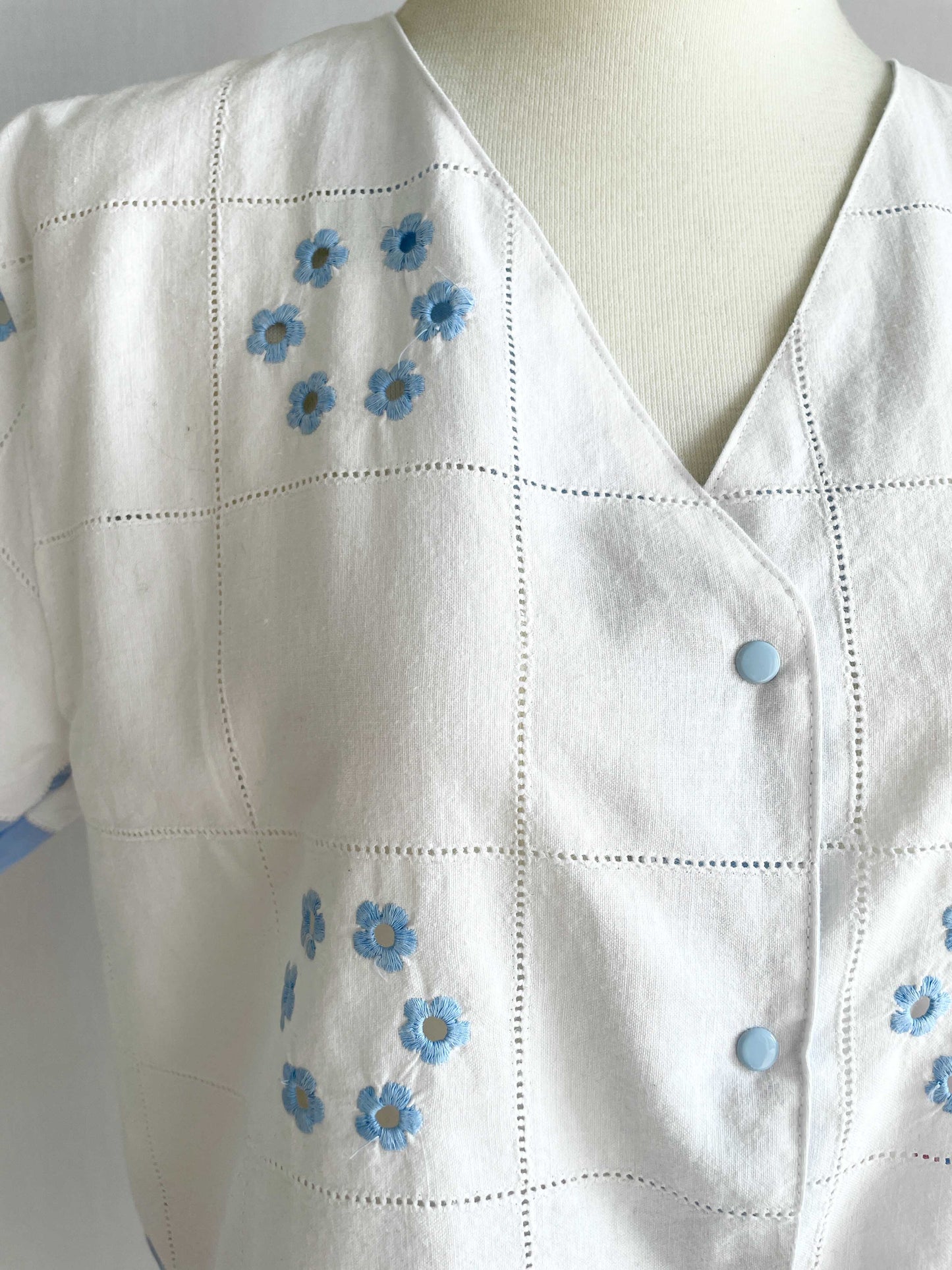 Bluse - Hvid med blå blomster