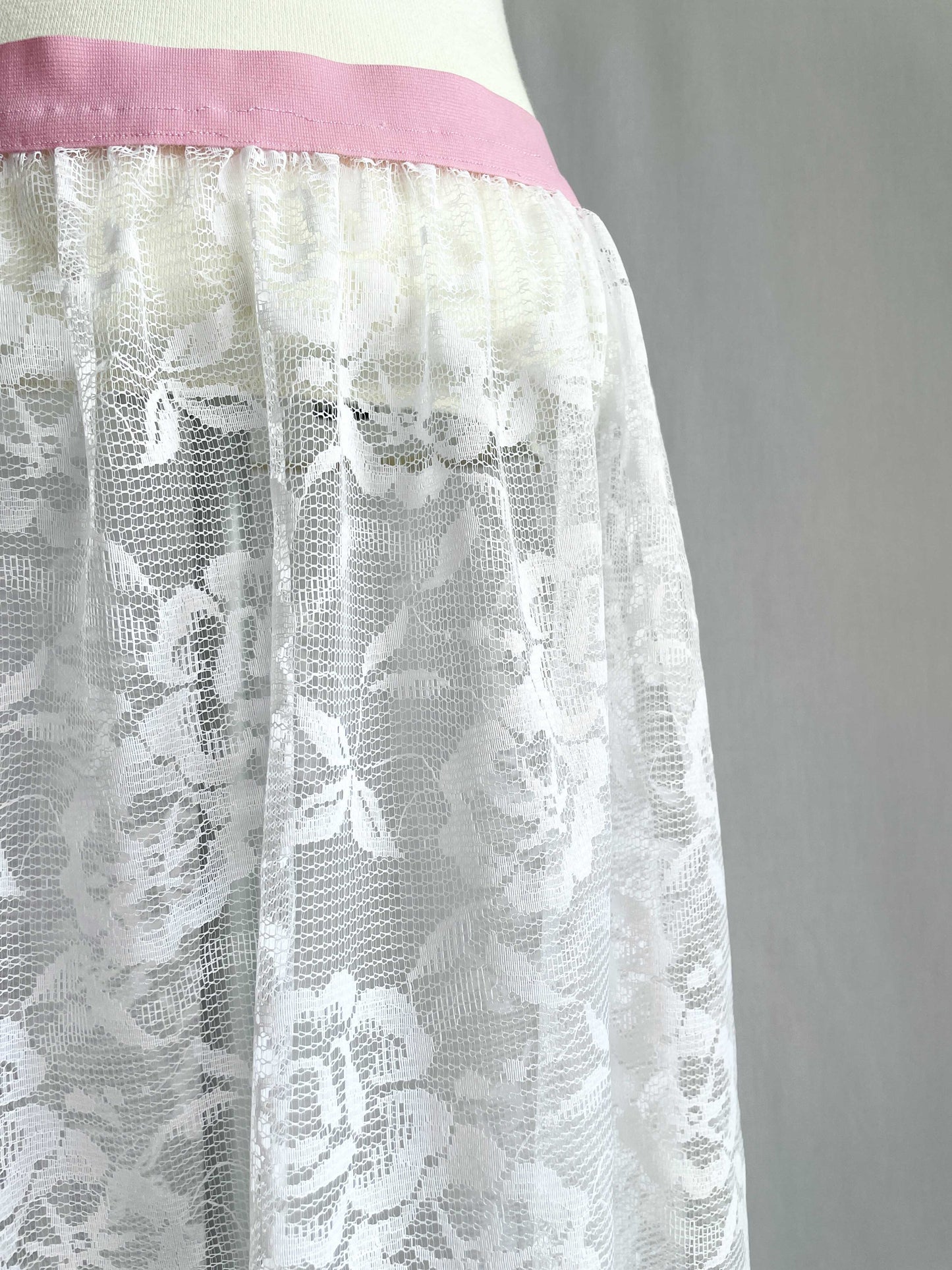 Nederdel - Blonde med blomster