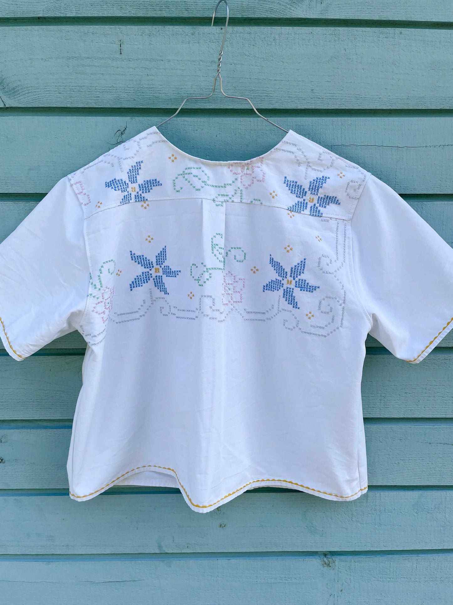 Bluse - Hvid med korsstingsbroderi