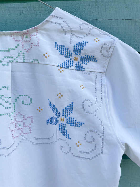 Bluse - Hvid med korsstingsbroderi