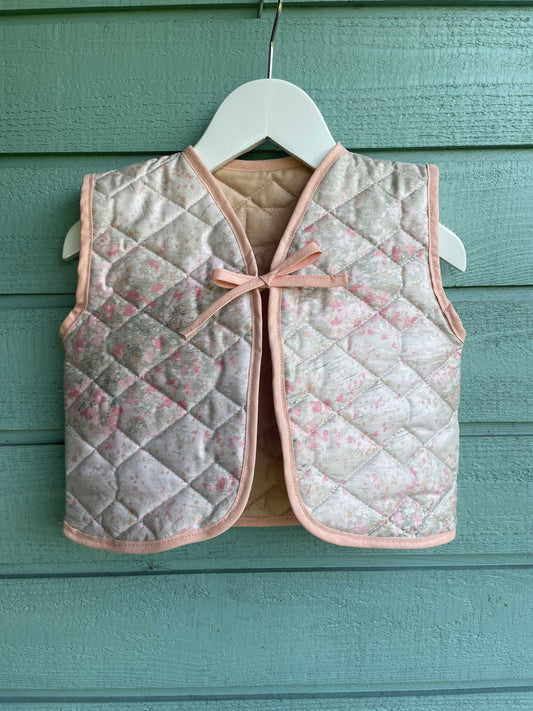 Vest - ferskenfarvede blomster str. 80 - 86