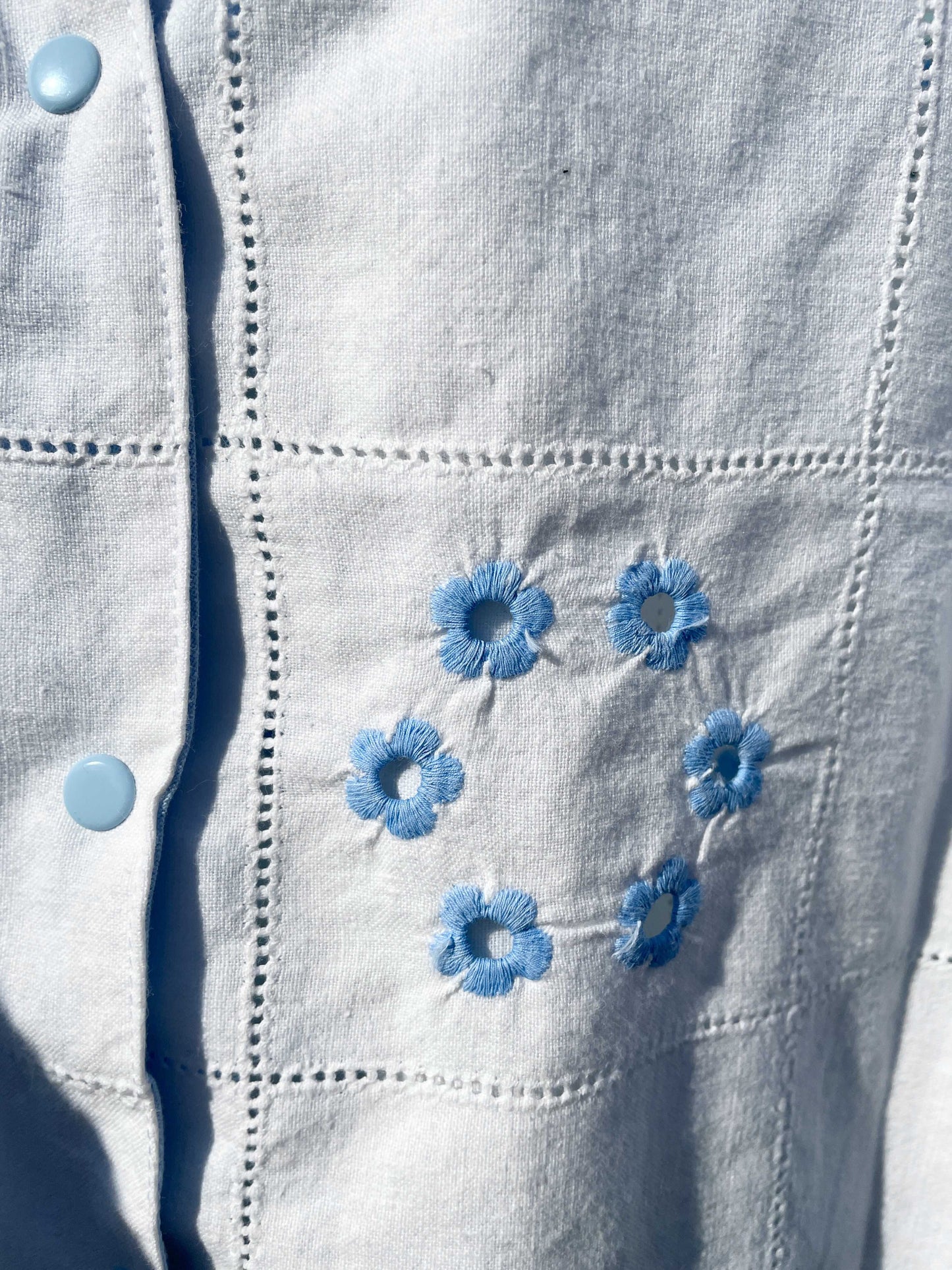 Bluse - Hvid med blå blomster